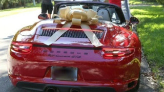 Χώρισαν και της πήρε πίσω την Porsche!