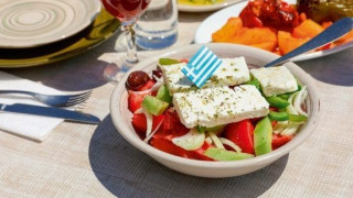 Κρήτη: Χωριάτικη σαλάτα από… χρυσάφι, «βροχή» οι καταγγελίες -Το κόλπο με τις χρεώσεις για νερό και ψωμί