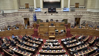 Βουλή: Μετωπική σύγκρουση πολιτικών αρχηγών σήμερα για φωτιές και πανδημία