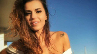 Η Κολέτσα με μπικίνι... φωτιά