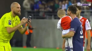 Ο τερματοφύλακας της Ρεμς έδωσε τον γιο του στον Μέσι για να τον βγάλει φωτογραφία!