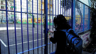 Σχολεία: Ειδικοί καλούν το υπουργείο Παιδείας να επανεξετάσει τα μέτρα