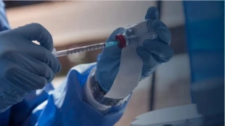 Κορωνοϊός: Η λίστα με τις παρενέργειες των εμβολίων