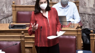 Ξεκαθαρίζει η Κεραμέως: «Δεν πρόκειται να κλείσουν τα σχολεία»