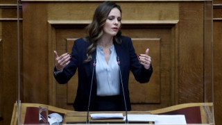 Αχτσιόγλου: «Ο κ. Μητσοτάκης ακόμα και τώρα συνεχίζει να κοροϊδεύει την κοινωνία»