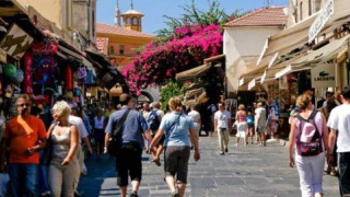 Φιλοδωρήματα 120 εκατ. ευρώ θα αφήσουν φέτος οι τουρίστες στην Ελλάδα