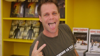 Ο Rémi Gaillard έγινε σκύλος και ερωτοτροπούσε με γυναίκες στην παραλία! (video)