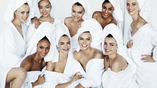 Ο Mario Testino φωτογραφίζει διάσημους που φορούν μόνο την πετσέτα τους!