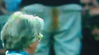 Τα... έκανε από τη χαρά του οπαδός της Γιούβε στο γκολ του Μοράτα! (video)