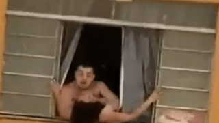 Σοκαριστικό βίντεο: Έγκυος προσπαθεί να πηδήξει από το παράθυρο για να σωθεί από τον άντρα της