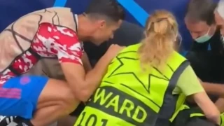 Ρονάλντο: Έδωσε και τη φανέλα του στη φρουρό που χτύπησε κατά λάθος