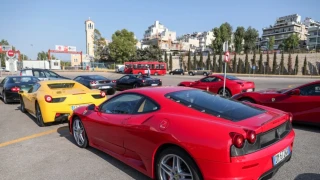 Θεσσαλονίκη: «Πέταξε» Ferrari ενός εκατομμυρίου ευρώ σε πεζοδρόμιο (vid)