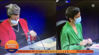 Ευρωβουλή: Το έριξαν στο… πλέξιμο την ώρα που μιλούσε η Φον Ντερ Λάιεν!