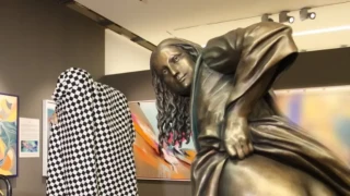 Η «Moona Lisa» δείχνει τα οπίσθιά της σε μουσείο στο Μπρίστολ