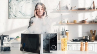 Αυτές είναι οι τροφές που δεν πρέπει να βάζετε ποτέ στον φούρνο μικροκυμάτων