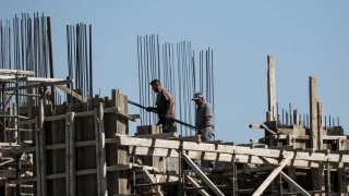 Το κύμα ακρίβειας «γκρεμίζει» την οικοδομή