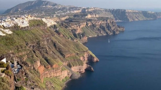 Σαντορίνη-Συναγερμός για τον κίνδυνο κατολισθήσεων: Drones εποπτεύουν τις περιοχές υψηλού κινδύνου