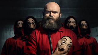 La Casa De Papel: Ο «Ελσίνκι» εμφανίστηκε με μπλουζάκι… Αντετοκούνμπο!