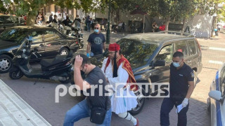 Αρνητής πατέρας στα δικαστήρια ντυμένος... τσολιάς - Τι λέει ο ίδιος