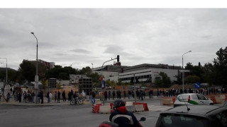 Εικόνες ντροπής: Μεγάλες ουρές για ένα γεύμα στη λέσχη του ΑΠΘ