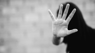 ΑΔΙΑΝΟΗΤΟ: Απήγαγαν 14χρονη για 1 μήνα – Την βίαζαν και την έκαιγαν με φλόγιστρο