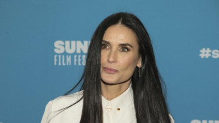 Η Ντέμι Μουρ φωτογραφήθηκε δίπλα σε τεράστιο πέτρινο πέος