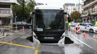 Θεσσαλονίκη: Άνοιξε τρύπα στο οδόστρωμα στην Εθνικής Αντιστάσεως και «κατάπιε» λεωφορείο!