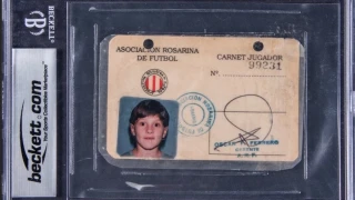 Σε δημοπρασία το... ιστορικό δελτίο του Λιονέλ Μέσι από το 1995!