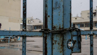 Βίντεο ΣΟΚ: Συμμορία έσπαγε στο ξύλο μικρά παιδιά έξω από το σχολείο του 14χρονου που αυτοκτόνησε