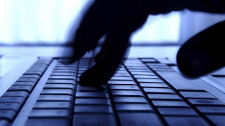 Είχε γυμνές φωτογραφίες με τις δύο ανήλικες κουνιάδες του - Τι είπε στο δικαστήριο