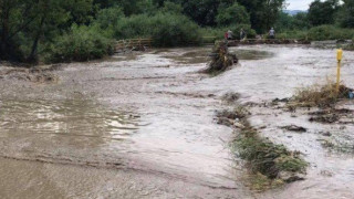 Θεσσαλονίκη: Για να σωθεί από τον χείμαρρο 74χρονος πήδηξε σε μπαλκόνι από την οροφή αυτοκίνητου!
