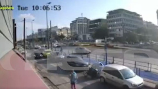 Τροχαίο σοκ στη Λεωφόρο Συγγρού - Ο οδηγός παρέσυρε κοπέλα