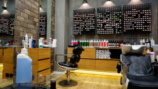 Απίστευτο περιστατικό: Ανεμβολίαστος ζήτησε να τον κουρέψει ανεμβολίαστη κομμώτρια!