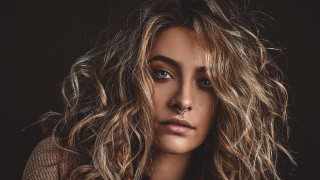 Βάζει... φωτιές η κόρη του Μάικλ Τζάκσον με τόπλες πόζες