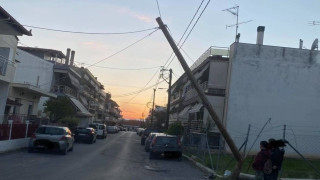 Ν. Μουδανιά: Κολώνα κρέμεται από μία «κλωστή»