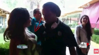 Έχασε το μυαλό του... με τα πλούσια ελέη της δημοσιογράφου! (video) 