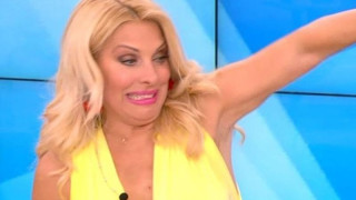 Ελένη Μενεγάκη: Μπήκε συνεργάτης της κάτω από το φόρεμά της (ΒΙΝΤΕΟ)