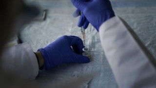 «Δεν μπορούμε να εμβολιάζουμε τον πλανήτη κάθε έξι μήνες»