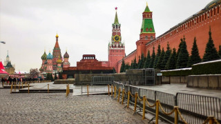 Πορνοστάρ υπό κράτηση, γιατί φωτογραφήθηκε με γυμνά οπίσθια μπροστά στο Κρεμλίνο!