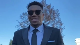 Αντετοκούνμπο: «Έδωσα υπογεγραμμένα παπούτσια στον πρόεδρο Μπάιντεν, ελπίζω να του κάνουν»