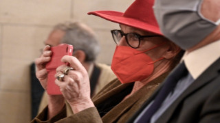 Ίνγκεμποργκ Μπέουχελ: Ποια είναι η Ολλανδή δημοσιογράφος της έντασης στο Μαξίμου