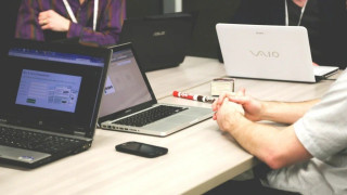 «Πρώτο Ενσημο»: Ενίσχυση 100 ευρώ επιπλέον του μισθού για 40.000 νέους