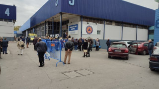 Ουρές στο εμβολιαστικο κέντρο της ΔΕΘ