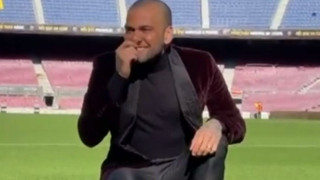 Ο Ντάνι Άλβες μύρισε το χορτάρι του Καμπ Νου - Με παντόφλες στην παρουσίαση του!