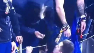 Οπαδός χαστούκισε τον οπαδό που πέταξε μπουκάλι στον Παγιέ!