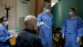 ΕΟΔΥ: Άφησαν απλήρωτους 900 συμβασιούχους που πραγματοποιούν rapid test και εμβολιασμούς