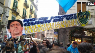 «Κατέβα για λίγο, έχω τόσα να σου πω», όταν τα λόγια στερεύουν για τον Μαραντόνα