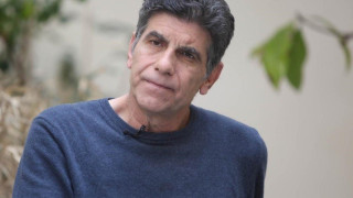 Γιάννης Μπέζος: «Εχω γίνει σα νερατζιά από τα εμβόλια»