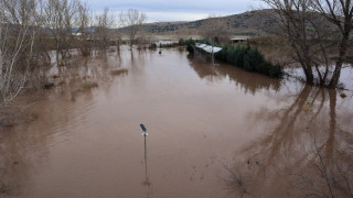 «Φούσκωσε» ο Πηνειός στα Τρίκαλα