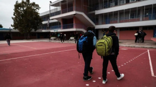 Βαρύς ο... πέλεκυς στους γονείς που δεν αφήνουν τα παιδιά τους να πάνε σχολείο